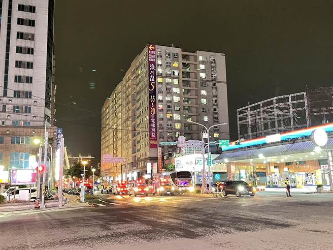 桃園市平鎮區復旦消防隊8日晚間在轄內通營帝國大樓進行夜間搶救演練。(消防局提供／呂筱蟬桃園傳真)