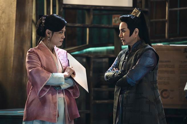 唐美云饰演的客栈老板与厨娘方馨有许多互动。（民视提供）