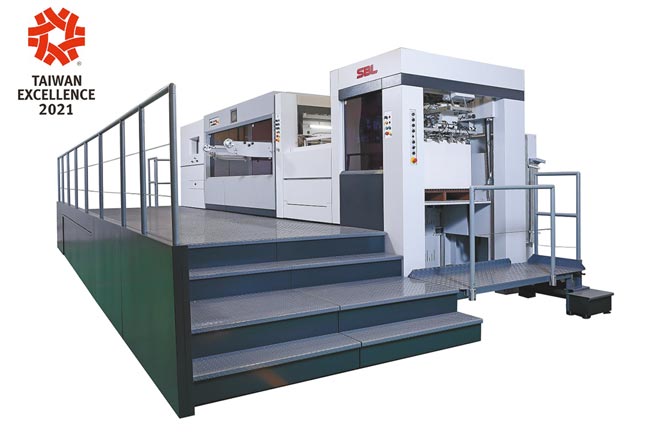 财顺集团「SBL-1060SCB轧盒机」荣获「2021年台湾精品奖」。图／财顺集团提供