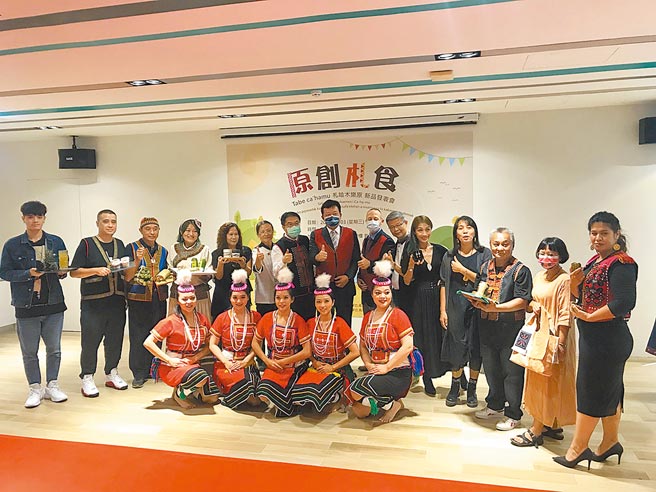 嘉南药理大学校长李孙荣与嘉药创新育成中心团队及原住民族店家。图／周荣发