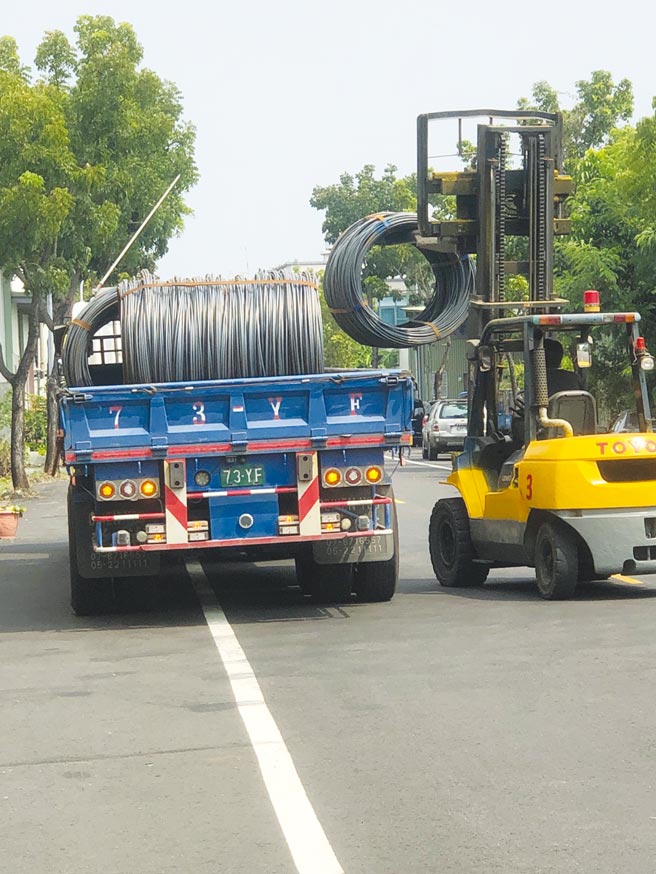今年螺丝螺帽业订单爆满，线材价格却也因缺料高涨，一度还抢破头。图／郭文正