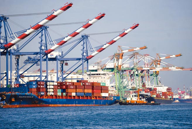 两岸经贸依赖度加深，前10个月进出口总值达2662.9亿美元、年增率27.8％，台湾对大陆贸易顺差更扩大到1394亿美元，图为高雄港区货柜船。 （中央社）