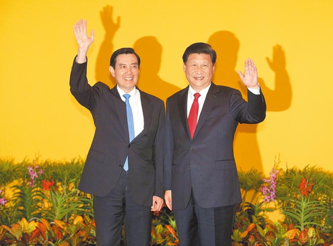 前總統馬英九呼籲兩岸領導人，應儘快謀和避戰。圖為2015年11月7日「馬習會」在新加坡登場，馬英九（左）及習近平（右）首度會面。（本報資料照片）