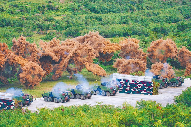 陆军机步234旅联兵2营日前在恒春三军联训基地，实施「联勇110之8号操演」，派遣CM11战车、CM32、CM33云豹甲车，火力交织攻抵目标，完成联合攻击演练。（军闻社）