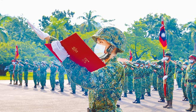 陸軍是軍備局「最大客戶」。圖為陸軍步兵第117旅日前舉辦110-1梯志願役專業軍官、士官班隊開訓典禮。（軍聞社）