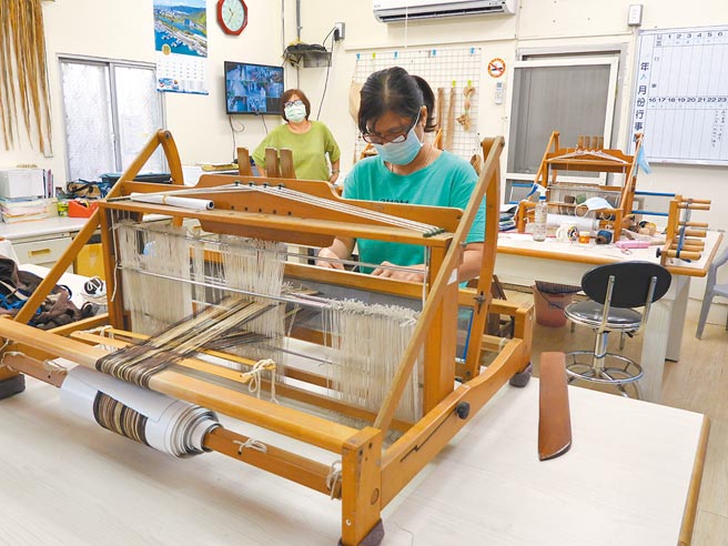 花莲丰滨乡新社部落成功找回传统的香蕉丝编织工艺，并成立工坊，透过实际操作，藉此传承给部落妇女与孩童。