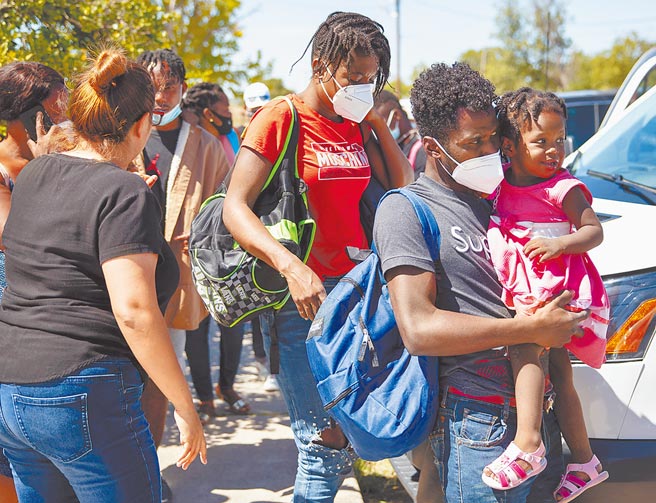 在美國德州靠近墨西哥邊境德里奧鎮一處臨時營地的非法移民，正準備搭車被遣送出境。美國拜登6日表示，在美南邊境小孩被強迫與父母分離的非法移民家庭，應予以賠償。（新華社）