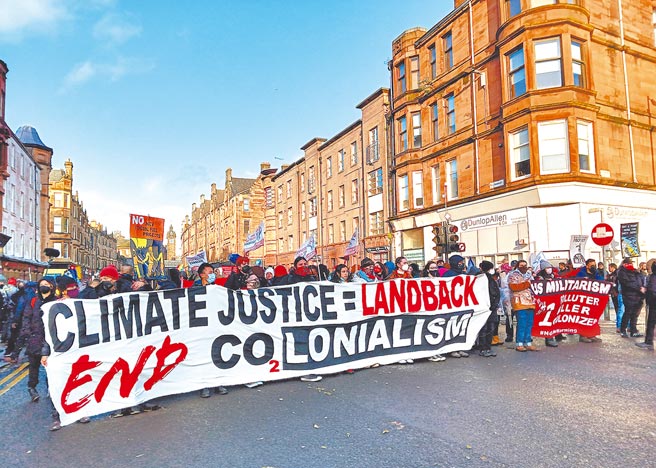 聯合國氣候峰會（COP26）主辦城市格拉斯哥6日有大約25萬人上街示威，抗議會議未能採取迅速行動遏制全球暖化。（中央社）