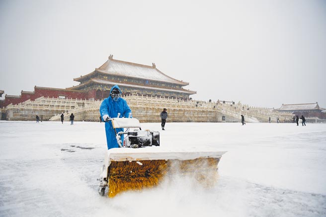 大陆今年冬天第一场初雪，6日开始降临北京，北京市气象台更预测北京今年气温可能跌破近10年同时期最低。（新华社）