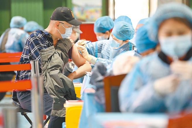 大陸疫情有好轉趨勢，內蒙古6日無新增病例，是此波疫情爆發以來首次「零新增」。圖為內蒙古呼和浩特市啟動重點人群第3針加強免疫接種工作。（中新社）