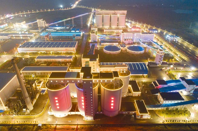 大陆国家电网7日表示，电网供需已恢復常态。图为陕西的曹家滩智慧矿山，可用手机操作煤机。（新华社）