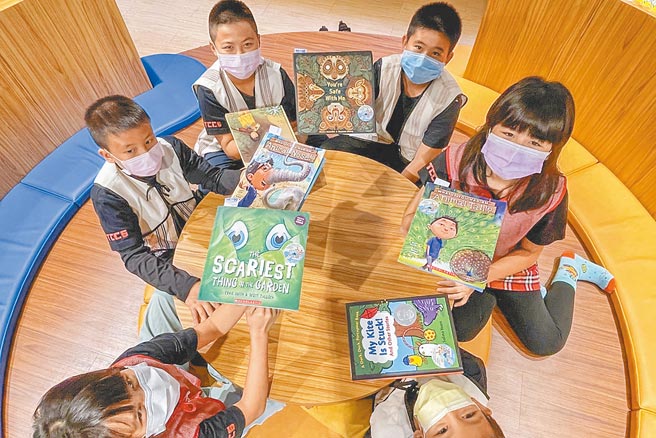 国图偕科林研发赠600本英文图书给新竹县，图书设计精美、插画十分生动，同学们爱不释手。（罗浚滨摄）