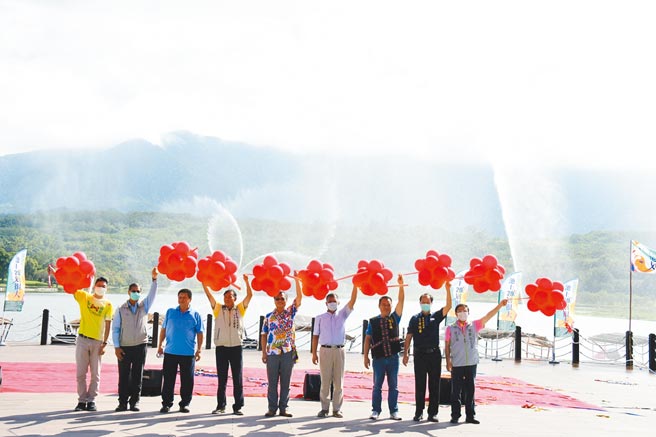 池上乡竹筏季7日登场，并在精采的水舞秀中举行多功能码头剪彩仪式。（庄哲权摄）