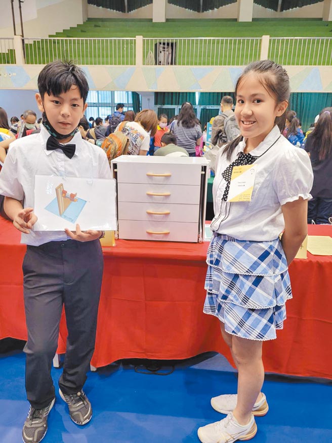 高市东光国小学生发明「安全不倒五斗柜」，避免幼儿在家受伤。（高市教育局提供／柯宗纬高雄传真）