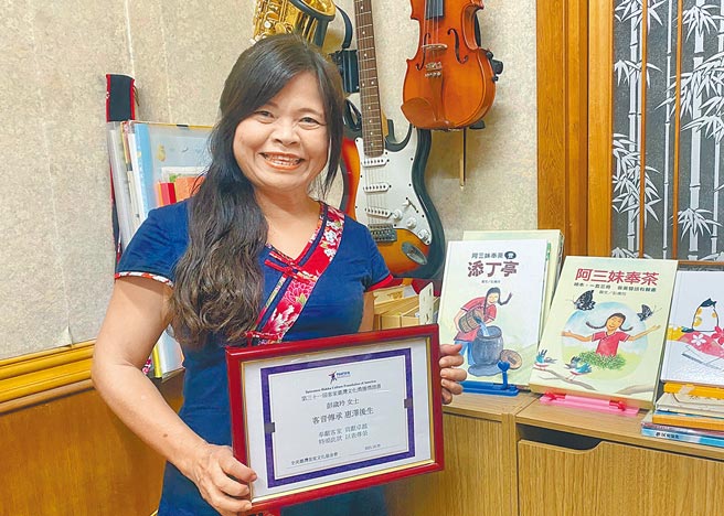 彭岁玲用己喜爱的文学及艺术推广母语。（彭岁玲提供／庄哲权台东传真）