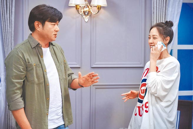 勇兔（右）在剧中被演爸爸的陈文山呼巴掌，下戏后赶紧冰敷。（台视提供）