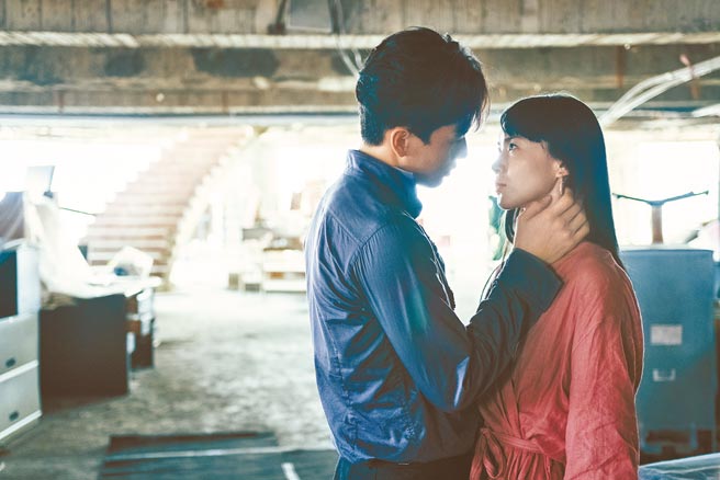 锺瑶（右）跟曹晏豪在《诡祭》中饰演富二代。（光谱映像提供）