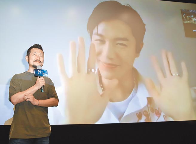 《月老》導演九把刀昨出席韋禮安〈如果可以〉MV首映會，與他視訊連線。（陳俊吉攝）