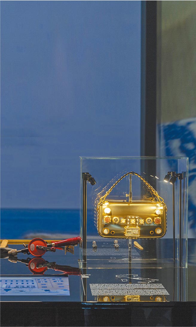 Fendi hand in hand展览带来不少精采作品，闪亮耀眼的「拉吉欧大区」款Baguette包，展现华丽的镶嵌工艺。（Fendi提供）