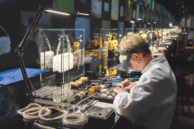 Fendi的hand in hand展「利古里亚大区」款Baguette包，融入了中世纪传承至今的银丝工艺。（Fendi提供）