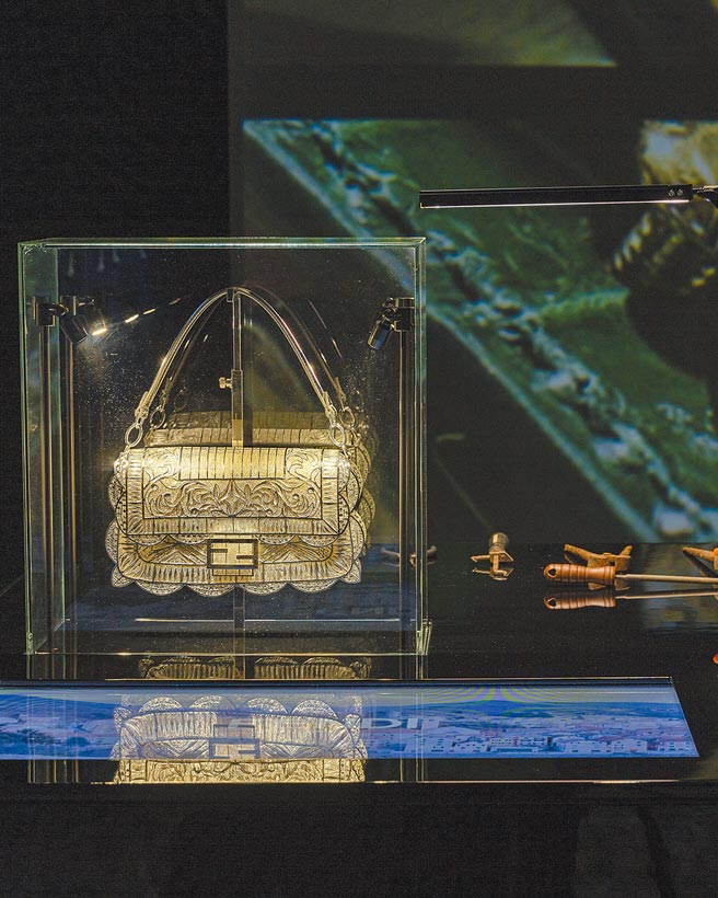 Fendi的hand in hand展「利古里亚大区」款Baguette包，融入了中世纪传承至今的银丝工艺。（Fendi提供）