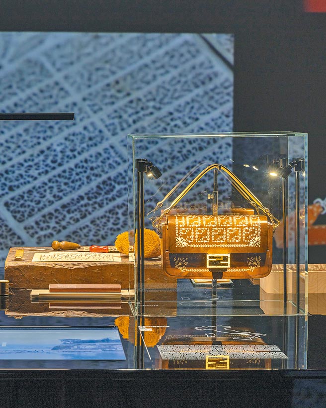 Fendi的hand in hand展「坎帕尼亚大区」款Baguette包，镶嵌木工搭配金色五金，非常雅致。（Fendi提供）