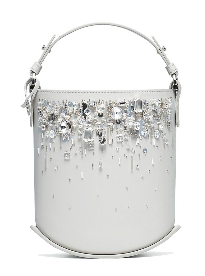 Delvaux也有亚麻色款的Pin Mini Bucket Stalactite，搭配珠宝镶饰，简直闪瞎一票对手。14万7100元。（Delvaux提供）