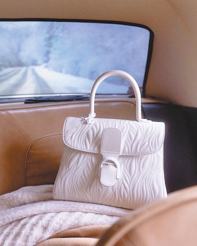 Delvaux今年秋冬发表光亮白Brillant MM Off Piste手提包，宛如冰河道的设计十分有趣，19万7500元。（Delvaux提供）
