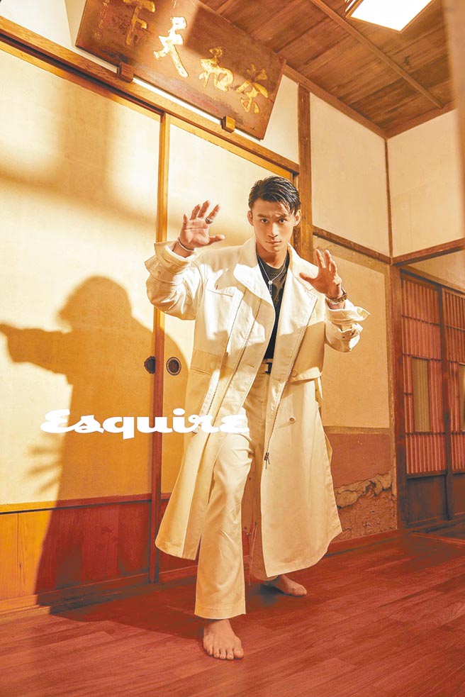 杨勇纬身着Dior x sacai联名系列男装，配戴Piaget高级珠宝及腕表，摆出柔道立技的抓襟技巧。（《Esquire君子》杂志提供）