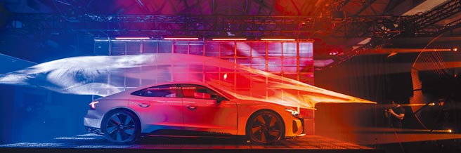 Audi设计团队与空气力学工程团队合作，为e-tron GT创造兼具美学与0.24Cd超低风阻系数外型，e-tron GT 0-100km/h加速4.1秒，RS e-tron GT仅需3.3秒。（台湾奥迪提供）