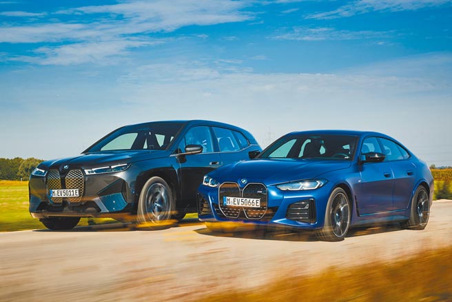 BMW纯电旗舰运动休旅iX（左）与纯电四门跑车i4。（BMW提供）