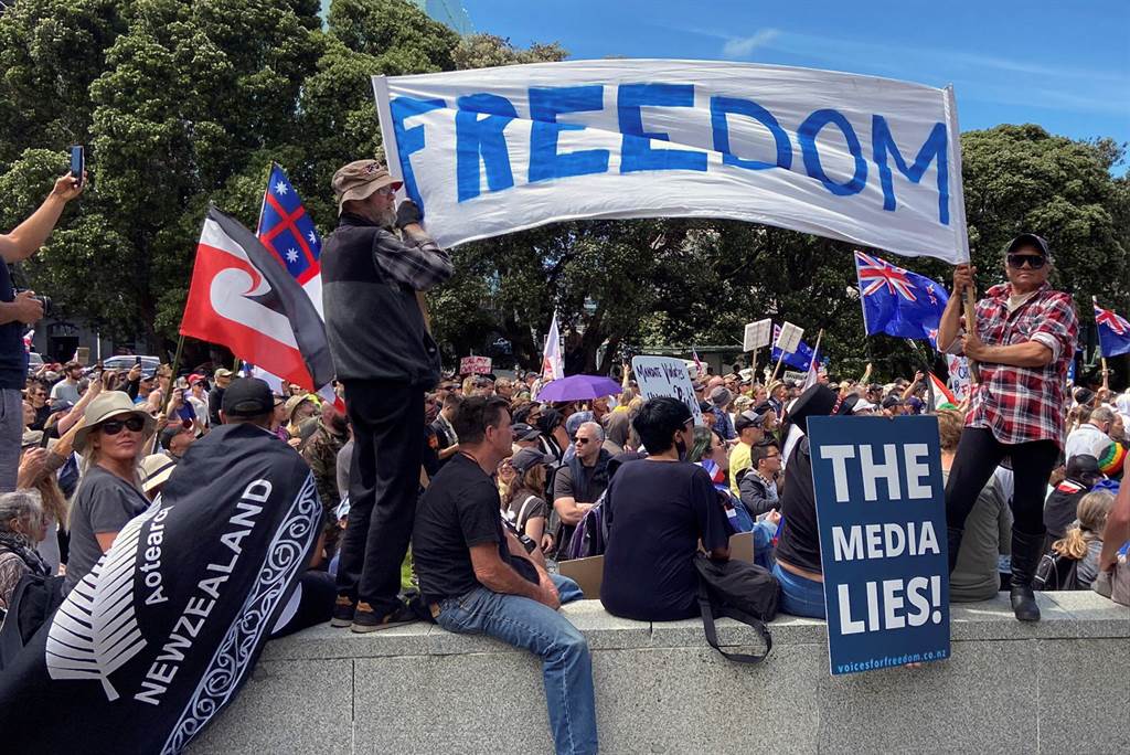 游行过程平和，许多人高举标语牌，上面写着「自由」、「纽西兰人不是白老鼠」等字，还大喊口号，要求政府取消强制接种疫苗的规定、解除各种限制。 图/路透社(photo:ChinaTimes)
