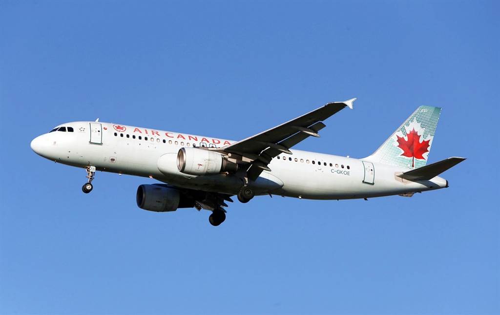 加拿大航空公司（Air Canada）新任执行长卢梭（Michael Rousseau）因在以法语为主的魁北克（Quebec）以英文发表演说，还称在当地居住14年仍不会讲法文，引发当地民众强烈反弹，他事后道歉，承诺会好好学习法文。（资料照／路透社）(photo:ChinaTimes)