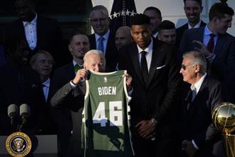 NBA》總冠軍公鹿造訪白宮 致贈拜登46號球衣