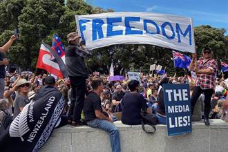 紐西蘭數千人抗議強制打疫苗 怒喊：還我2018年