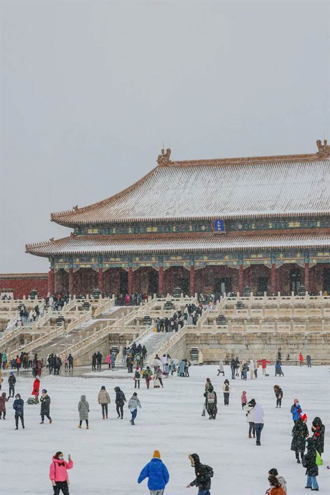 今年不似往年有那么多网红、UP主、大V与明星来北京故宫等知名场景拍照分享，更没有企业家、名人来附庸风雅。蹭故宫首场雪的人数虽然不少，但网上没有看到闹气氛，可能与中共中央正在召开重要会议有关。（图／网路）