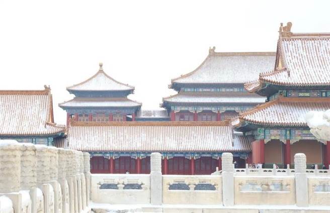 女诗人兼导演尹丽川一句「一下雪，北京就成了北平」传颂大江南北，多年来仿效者眾，却无出其右者。一些老城市只要下了雪，尹丽川名句的山寨货就蜂拥而出。（图／网路）