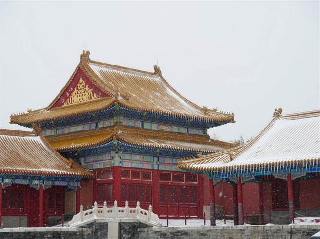 今年到北京故宫赏雪拍照发文分享的网红明星及各路英雄好汉比往年少得多了，内容虽然单调且毫无惊喜，但气氛沉静，大家都在等待中国命运之神再一次地敲门。（图／微博)