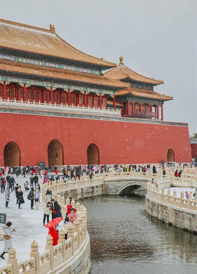 北京今年初雪号虽然引来网红们到故宫拍照蹭流量，但比起往年的盛况要少了很多。（图／网路）
