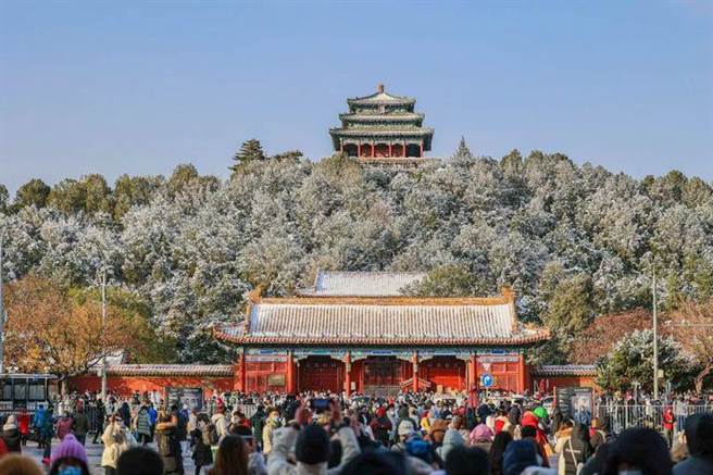 有些网民拍摄今年故宫首场雪景时让很多人质疑：为何都往天空拍？等看到往身边拍的照片时才了解，原来现场有那么多人，往上拍是不得已要避开人群。（图／网路） 