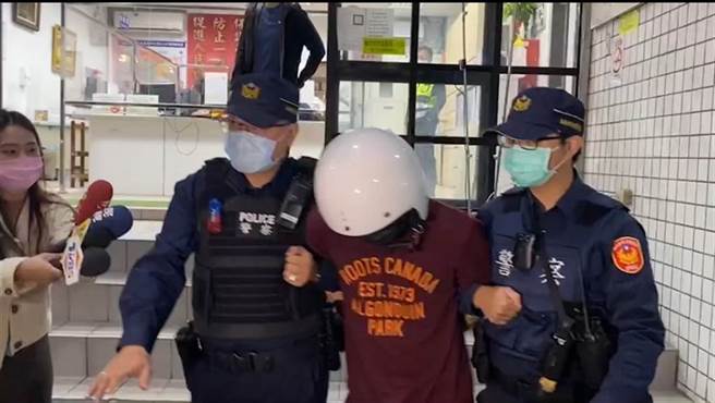 蔡姓枪手带着枪枝到泰山分驻所投案，自称是自己心情不好，后改口因债务纠纷，为了泄愤才会开枪，目前遭到羁押。(警方提供)