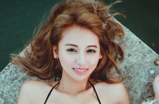 网路正妹小歪（孙沐辰）因一支「裸体下厨」影片爆红