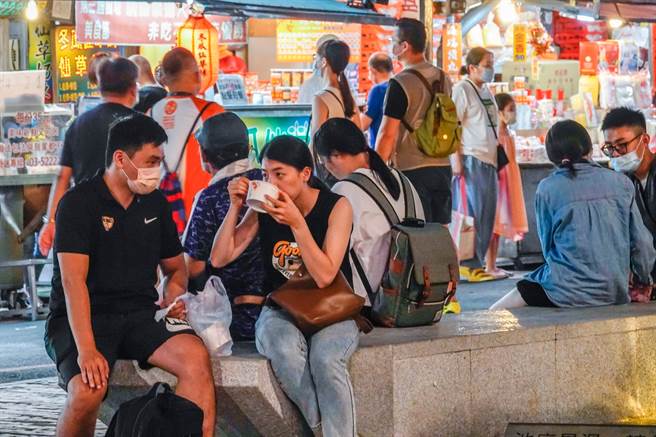 物价不断上涨，八年级生哀嘆，如今只花100元再也吃不饱。图为民眾享用小吃的画面。（本报系资料照）