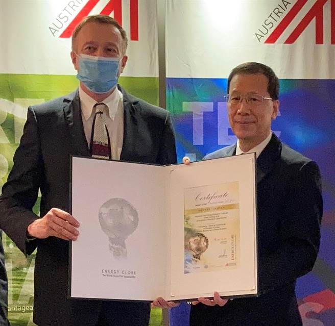 奥地利能源环球基金会主办2021全球能源奖，工研院勇夺全球能源国家奖台湾冠军，日前由奥地利商务办事处代表进行颁奖表扬。奥地利商务办事处代表Hermann Ortner（左）颁奖给工研院绿能所所长王人谦（右）。（工研院提供／罗浚滨新竹传真）
