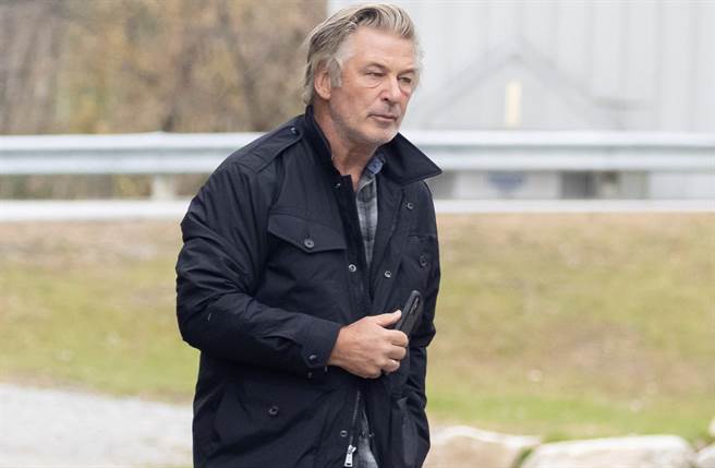 亞歷鮑德溫新戲片場繼誤殺意外後，又爆燈光師遭毒蜘蛛咬傷，可能要截肢。(圖／達智提供)