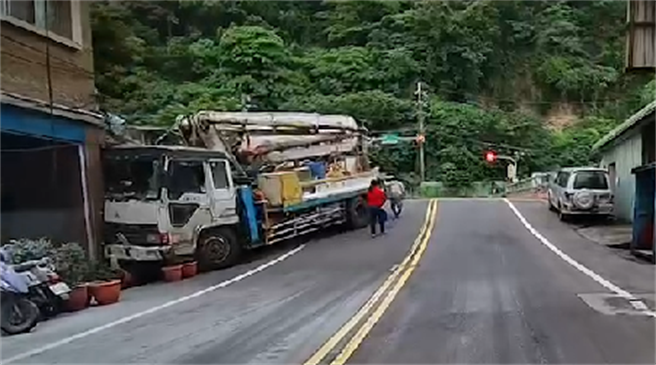 五股一輛水泥輸送車清晨直撞民宅，同時也撞斷電線桿，駕駛幸運脫困辯稱來不及轉方向盤。(翻攝記者爆爆料網)