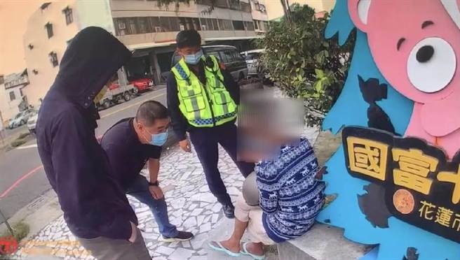 花莲一名67岁曾姓惯窃，去年12月迄今，至少犯下10余件窃案，宫庙、餐厅、教会都是下手对象，得手9万多元，儘管每次偷东西前，都会虔诚地双手合十，向神明拜拜，不过最后被绳之以法。（花莲警分局提供／罗亦晽花莲传真）