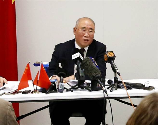 中国大陆气候特使解振华2日在气候峰会记者会上被美联社记者询问能否以英文回答，他当场笑出来反问：「那你用中文问我问题不就完了吗？」（图／新华社）