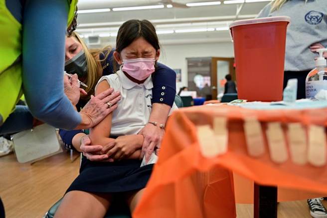 隨著新冠肺炎疫情逐漸消退，物價的飛揚讓經濟議題(36%)已超過新冠病毒(20%)成為美國民眾認為最重要的問題。(圖/路透社)