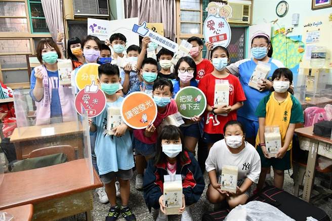 新光保全至东港扬爱课辅班发送爱心米。（新保提供）